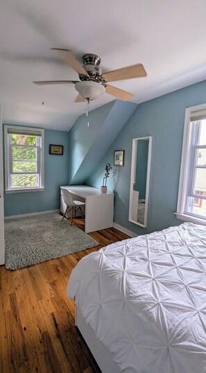 2 soverom, skrivebord, strykejern/-brett og reiseseng for barn