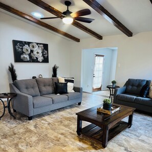 Smart TV - Marvelous 3-bedroom house with a GameRoom in Albuquerque. (Albuquerque)