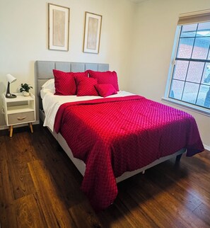 3 bedrooms, desk, iron/ironing board, free WiFi