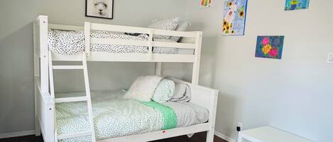 3 bedrooms, desk, iron/ironing board, free WiFi