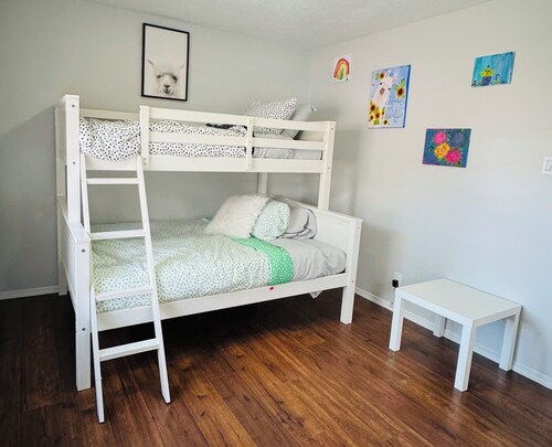 Marvelous 3-bedroom house with a GameRoom in Albuquerque.