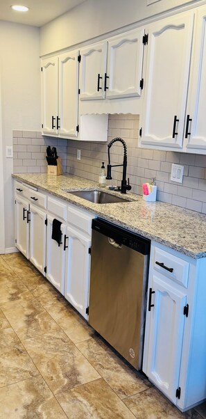 Fridge, microwave, oven, stovetop - Marvelous 3-bedroom house with a GameRoom in Albuquerque. (Albuquerque)