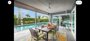 Outdoor dining - Waterfront Paradise 3-bedroom, 2 bath, with HEATED pool & hot tub in Cape Coral (Cape Coral)
