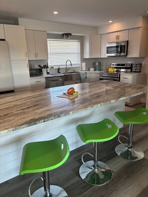 Private kitchen - Waterfront Paradise 3-bedroom, 2 bath, with HEATED pool & hot tub in Cape Coral (Cape Coral)