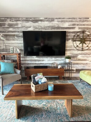 Televisor intel·ligent i llibres 