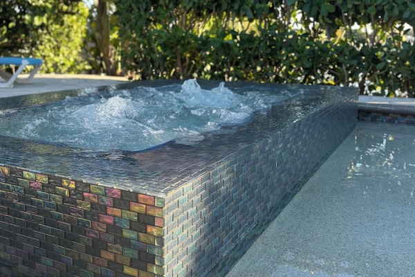 Bañera de hidromasaje al aire libre
