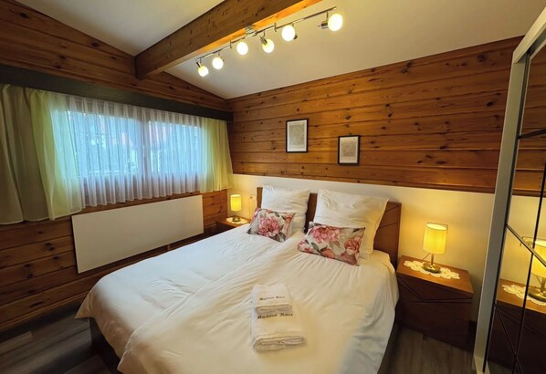 3 bedrooms, iron/ironing board, WiFi, bed sheets