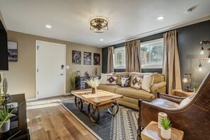 Smart TV, fireplace - Lone Star Lookout - Cozy 2-BR w/ Mountain Views, King Bed & Pet-Friendly Yard (Colorado Springs)