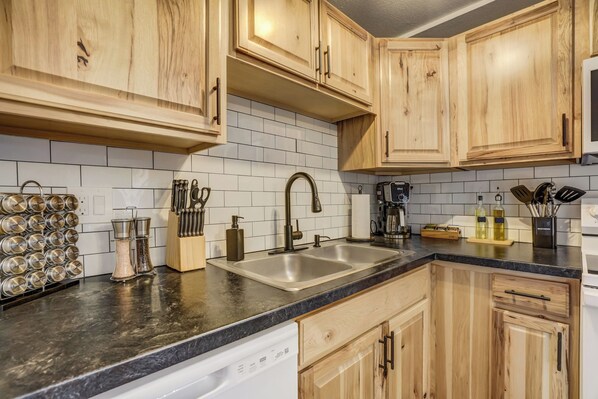 Fridge, microwave, oven, stovetop - Lone Star Lookout - Cozy 2-BR w/ Mountain Views, King Bed & Pet-Friendly Yard (Colorado Springs)