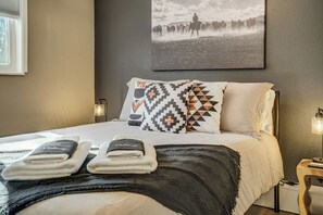 2 عدّة غرف نوم وخزنة داخل الغرفة ومكتب ومكواة/لوح كي