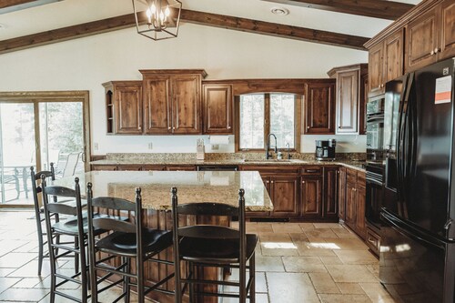 Lilac Retreat lake house sauna + pickleball close to St. Johns and St. Bens