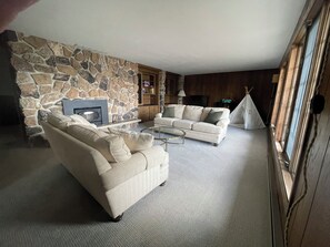 Una televisión, una mesa de tenis de mesa