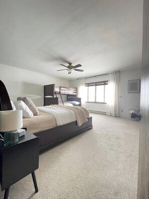 مكواة/لوح كي وسرير سفر وواي فاي مجانًا وملاءات أسرّة