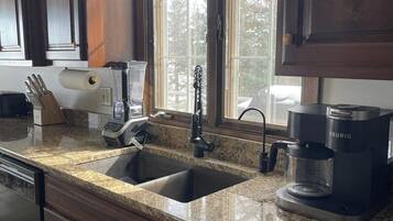 Microondas, horno, placa de cocina y lavavajillas