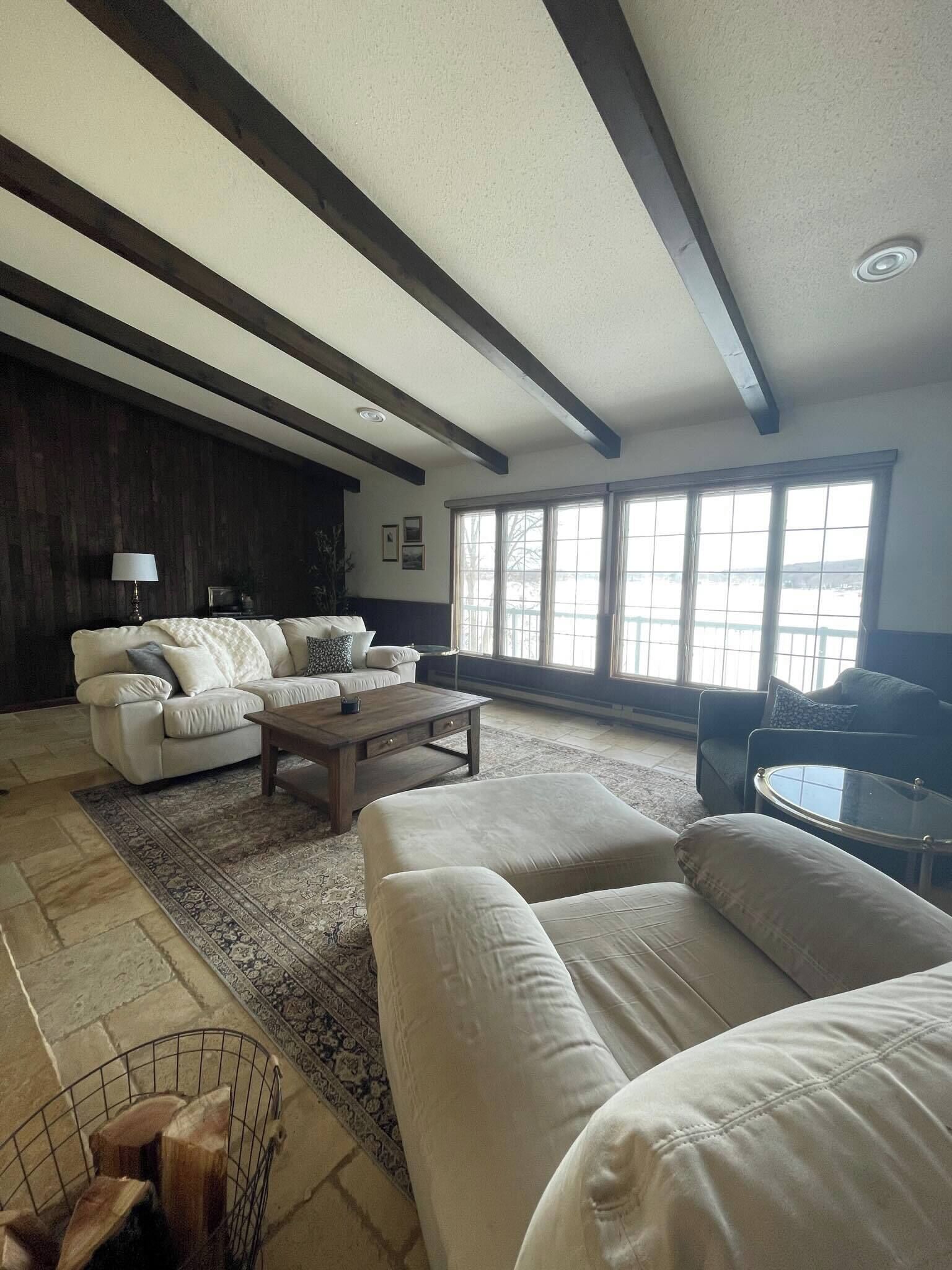 Tv och ett bordtennisbord