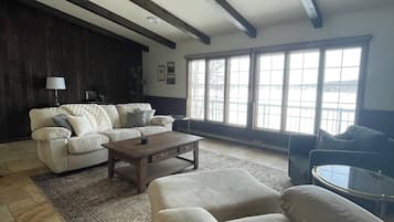 Fernseher, Tischtennisplatte