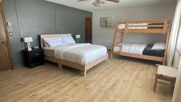 Tabla de planchar con plancha, cuna de viaje, wifi gratis y ropa de cama