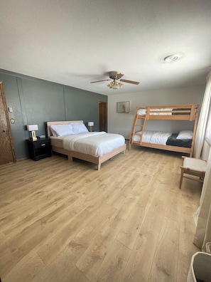 Planxa i posts de planxar, un bressol de viatge i wifi gratuïta