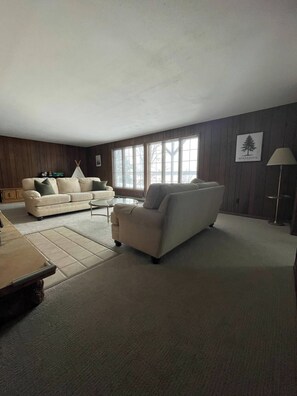 Tv och ett bordtennisbord