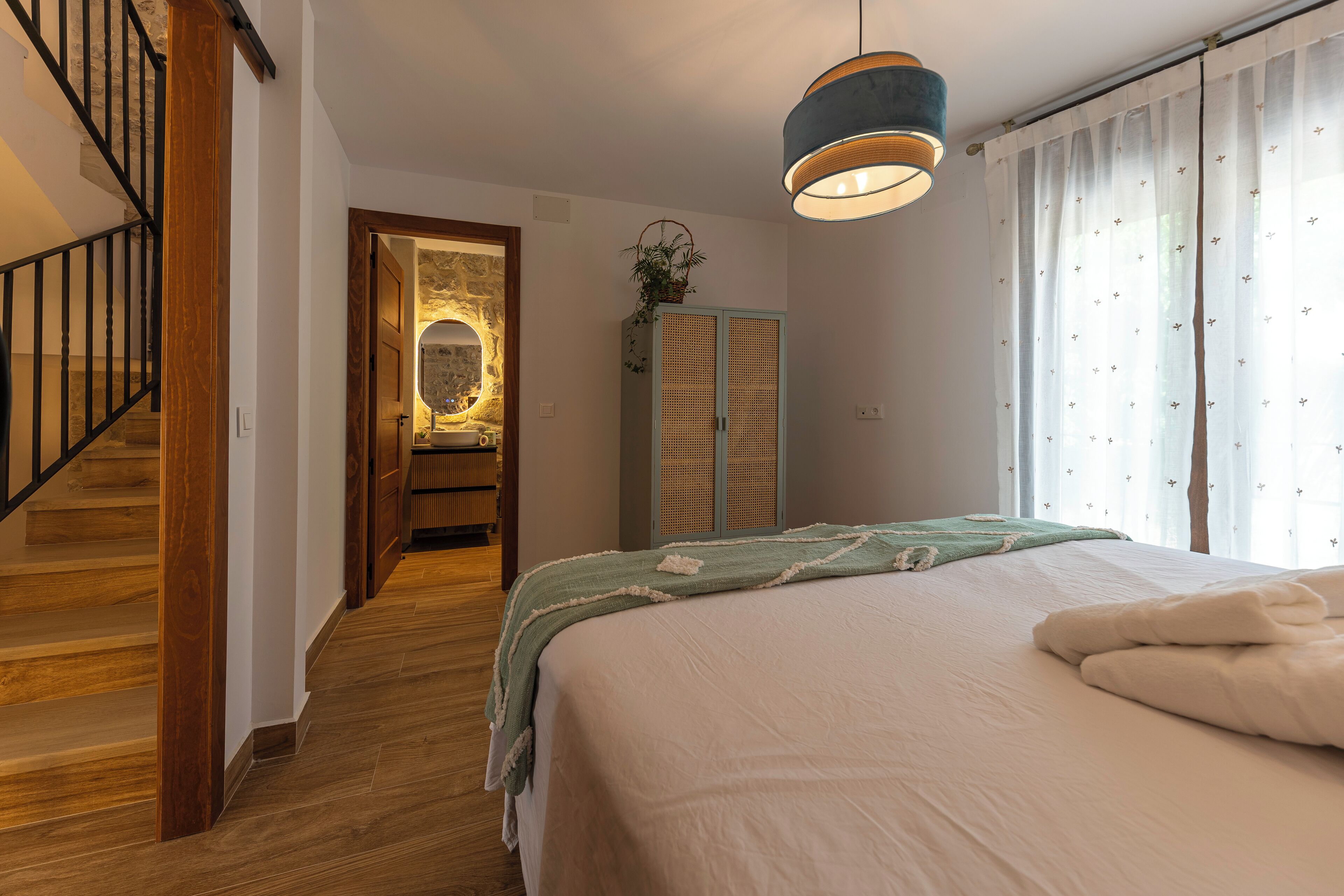 5 habitaciones, tabla de planchar con plancha, internet y ropa de cama 