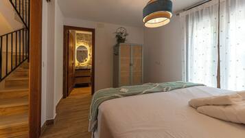 Iron/ironing board, Internet, bed sheets