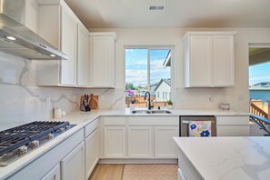 Mikrobølgeovn, ovn, kokeplater og oppvaskmaskin