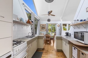 Microondas, horno, placa de cocina, tetera/pava eléctrica