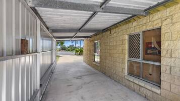 المنطقة المحيطة بالمنشأة