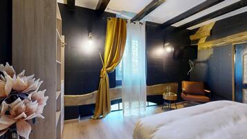 Een strijkplank/strijkijzer, wifi, beddengoed