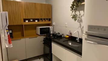 Geladeira, micro-ondas, fogão, cooktop