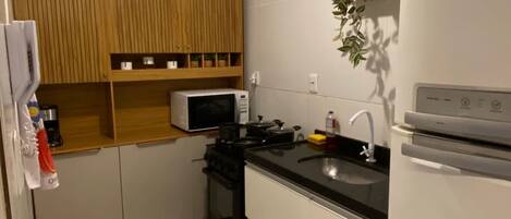 Refrigerador, microondas, horno, placa de cocina