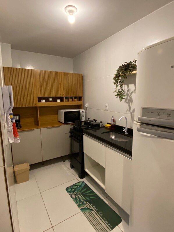 Geladeira, micro-ondas, fogão, cooktop