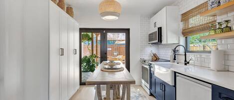 Microondas, horno, parrilla de estufa y lavavajillas