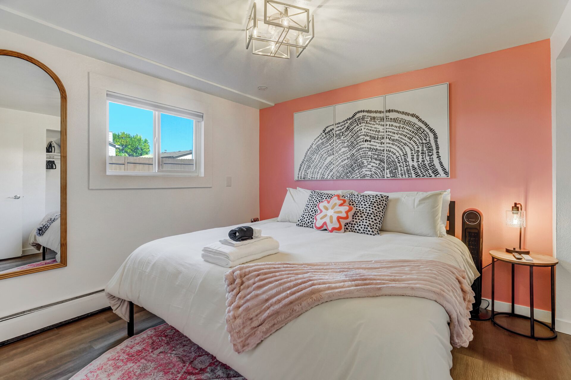 2 bedrooms, in-room safe, desk, iron/ironing board