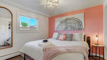 2 bedrooms, in-room safe, desk, iron/ironing board