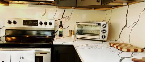 Refrigerador, microondas, horno y parrilla de estufa