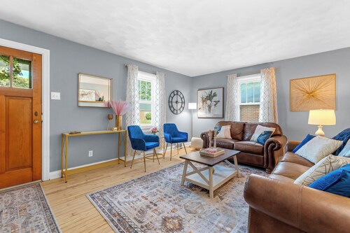 The Yellow Haus, 3 bedrooms, close to downtown Waterloo!