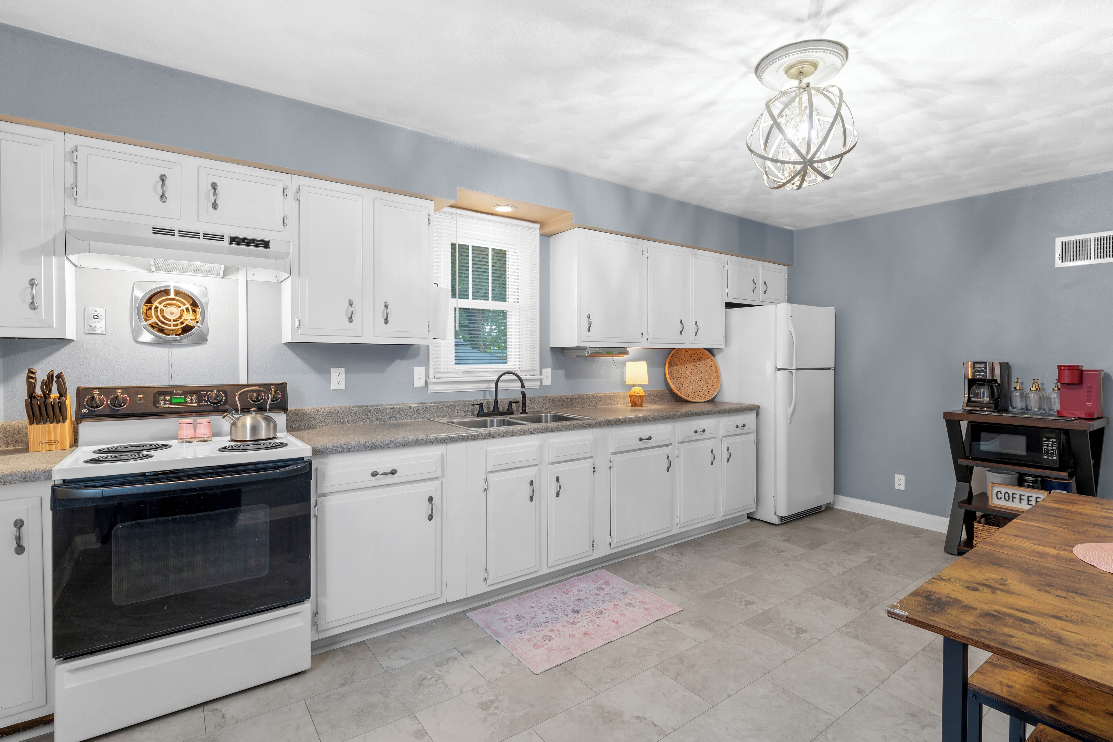 Micro-ondes, four, plaque de cuisson, serviettes en papier