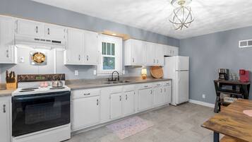 Microondas, horno, parrilla de estufa y toallas de papel