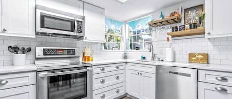 Nhà, nhiều giường, sân hiên, quang cảnh vườn (The Roland Villa) | Bếp riêng | Dụng cụ pha cà phê/trà