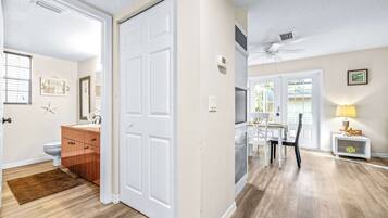 Casa, varias camas, patio, vista al jardín (The Roland Villa) | Interior