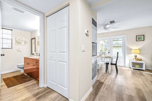 Ferienhaus, Mehrere Betten, Terrasse, Gartenblick (The Roland Villa) | Innenbereich