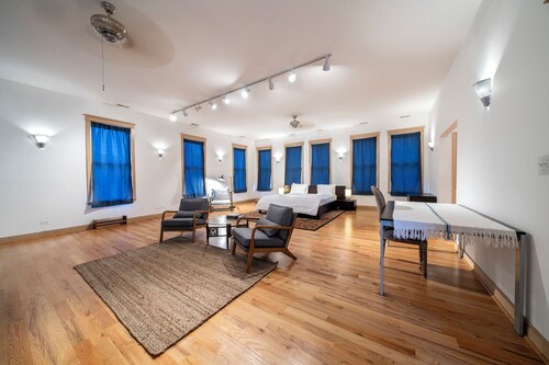 Spacious 3-bedroom apartment in wonderful Hill Arts District in Evanston