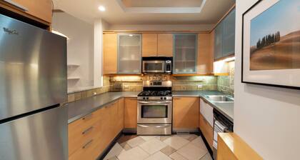 Spacious 3-bedroom apartment in wonderful Hill Arts District in Evanston