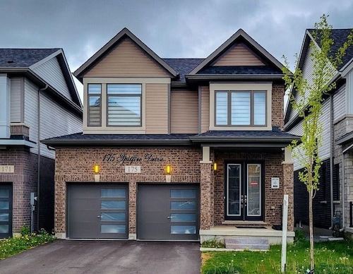 Luxury House in Hamilton, Next to John C. Munro Hamilton Airport.