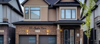 Luxury House in Hamilton, Next to John C. Munro Hamilton Airport.