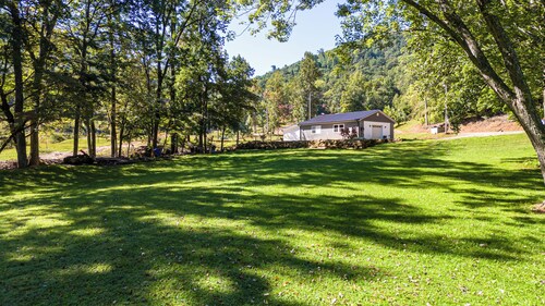 Charming 2-bedroom estate with AC, fitness room in peaceful Morganton NC.