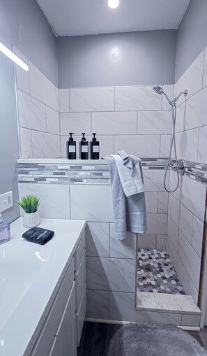 Dusche, Haartrockner, Handtücher, Seife