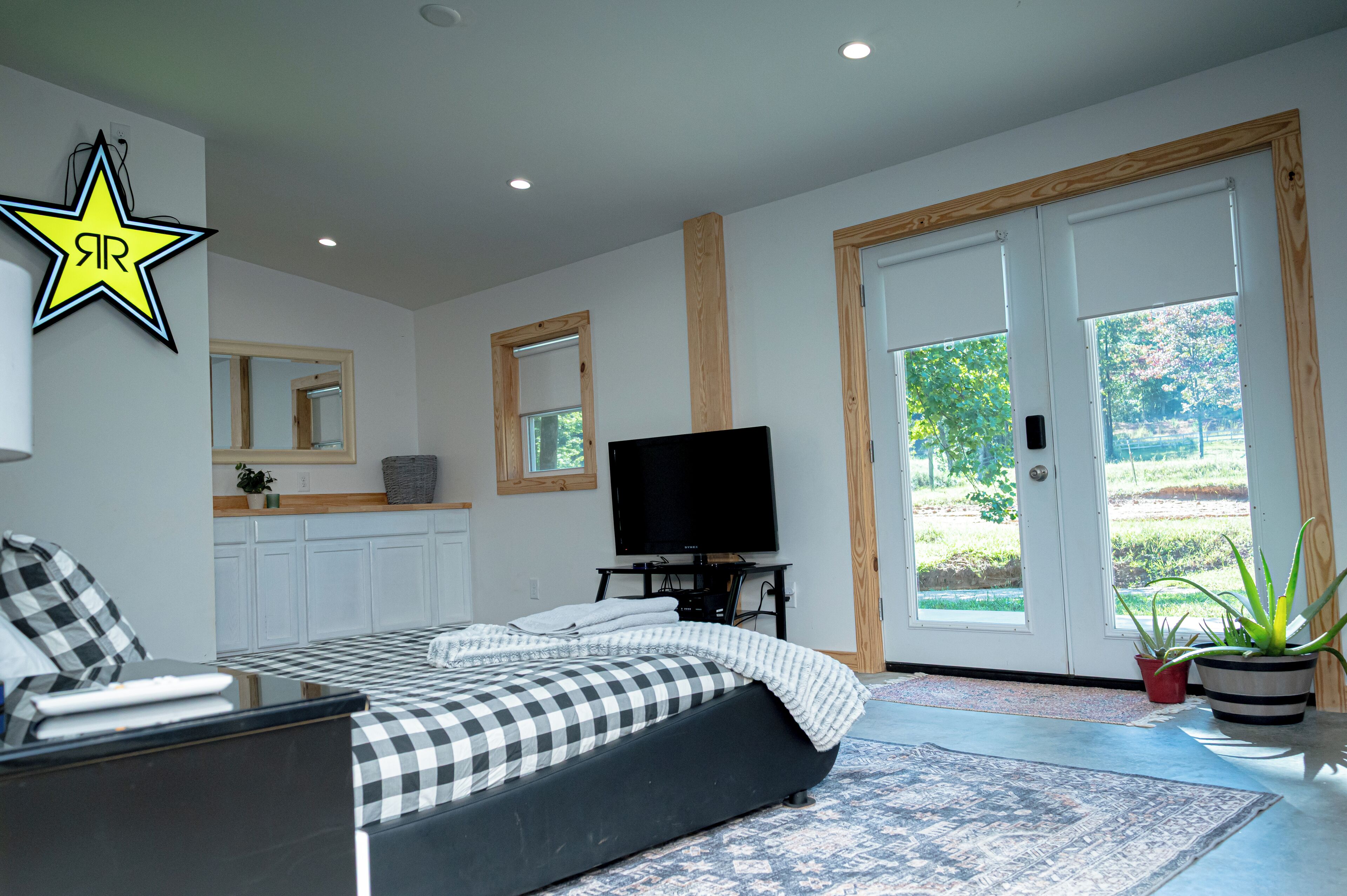 2 bedrooms, WiFi, bed sheets, wheelchair access