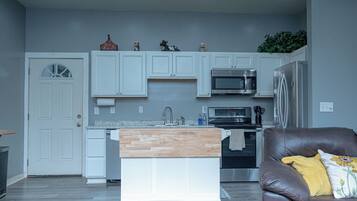 Kühlschrank, Mikrowelle, Ofen, Herdplatte